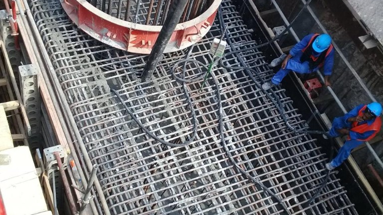 Certified crews on foundation rebar grid at a UAE civil works site